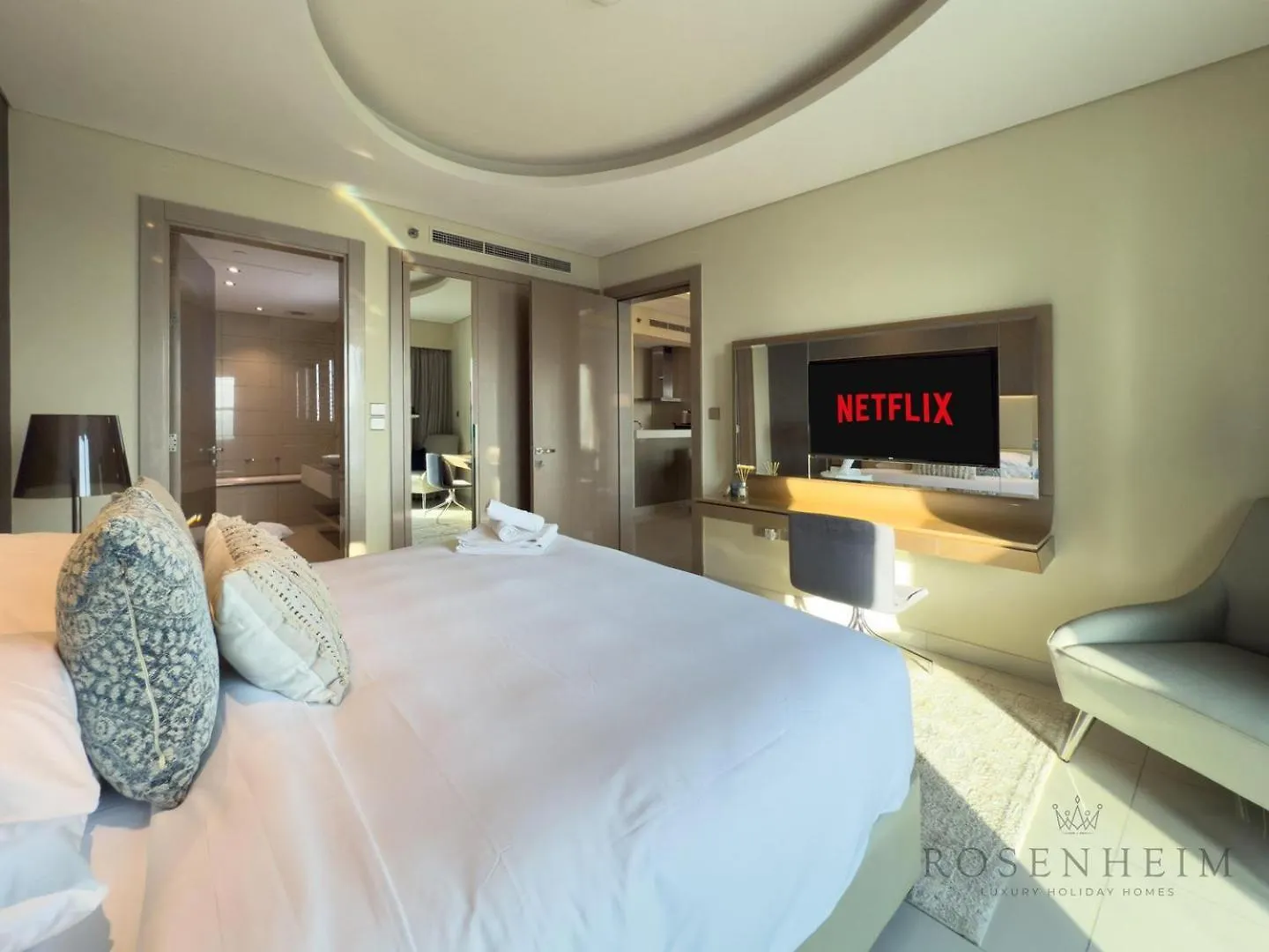 Holiday home Stylish 1Br Paramount - Iconic City & Pool Views